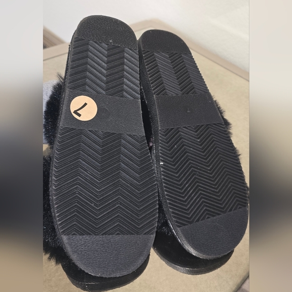 NEW! Hurley Women's Black Furry Slippers - Picture 5 of 5
